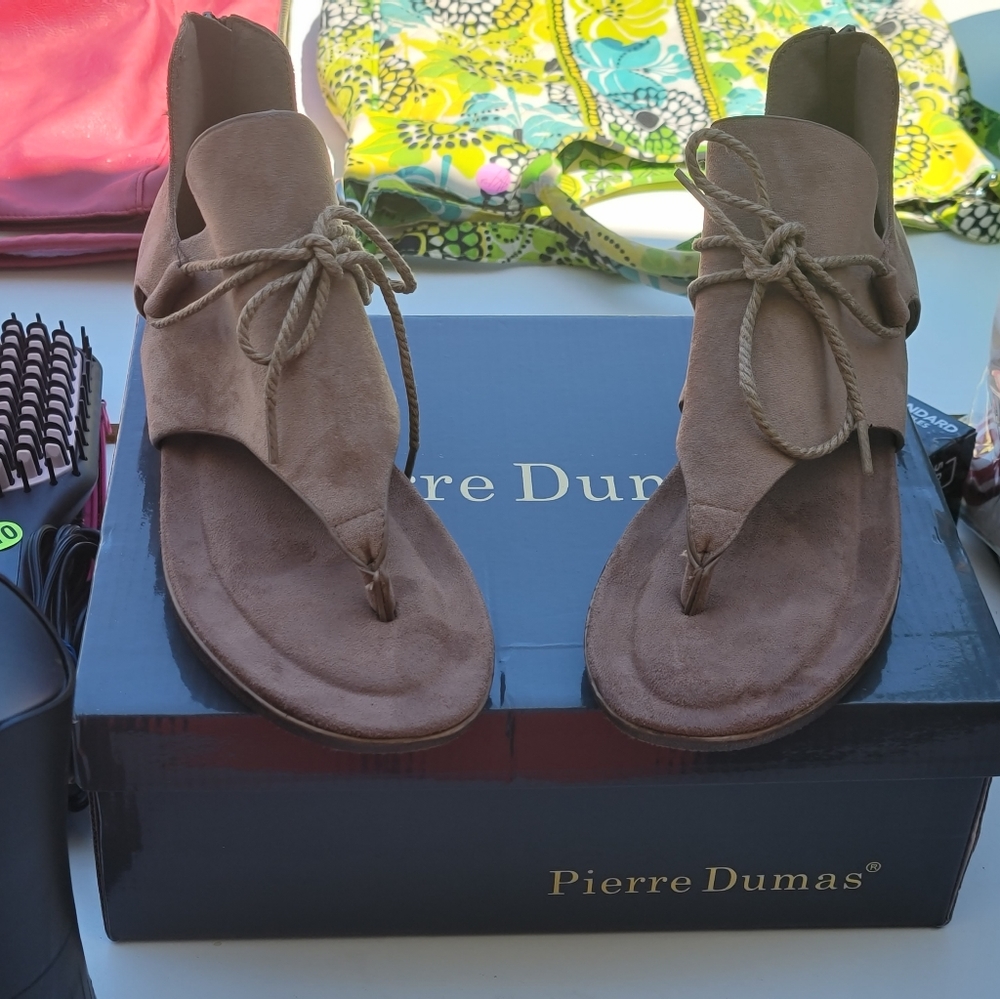 Brand New! Woman's Size 9m Pierre Dumas flats.